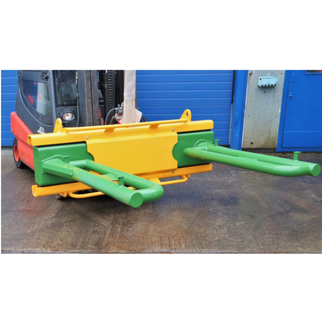 Mobiele bigbag crusher van Jansen&Heuning, bevestigd aan een vorkheftruck, met een geel en groen ontwerp voor efficiënte bigbag-verkleining.