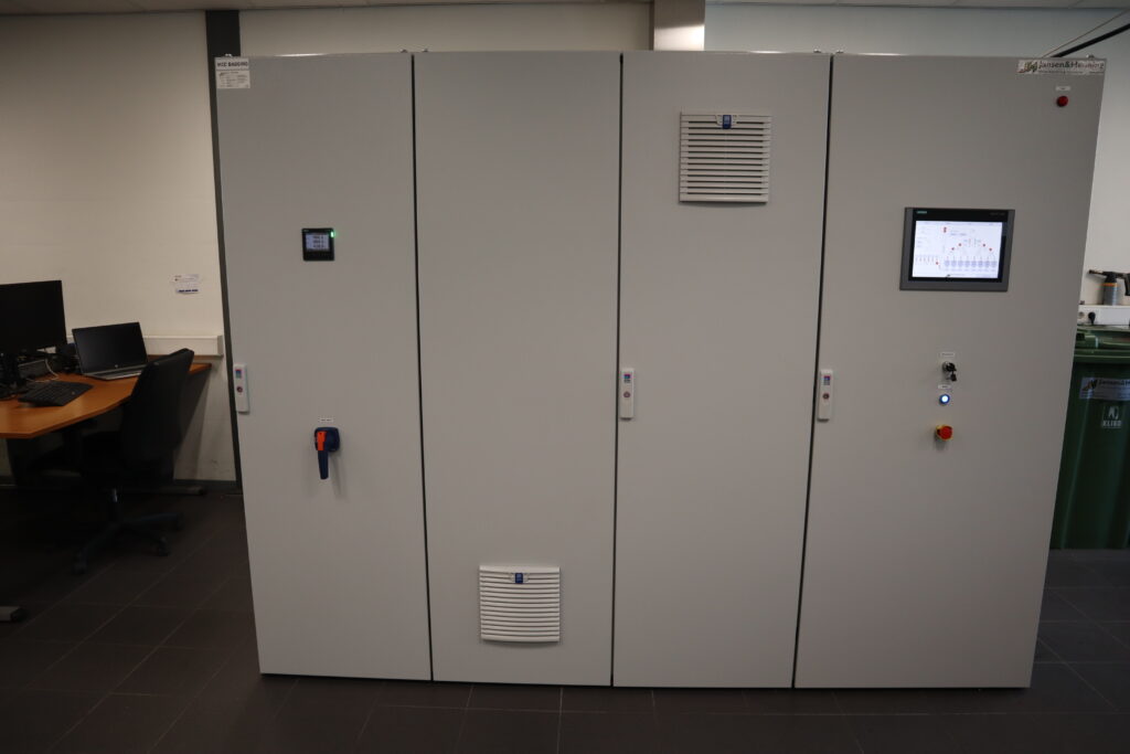Industriële besturingskast met bedrading en HMI-koppeling