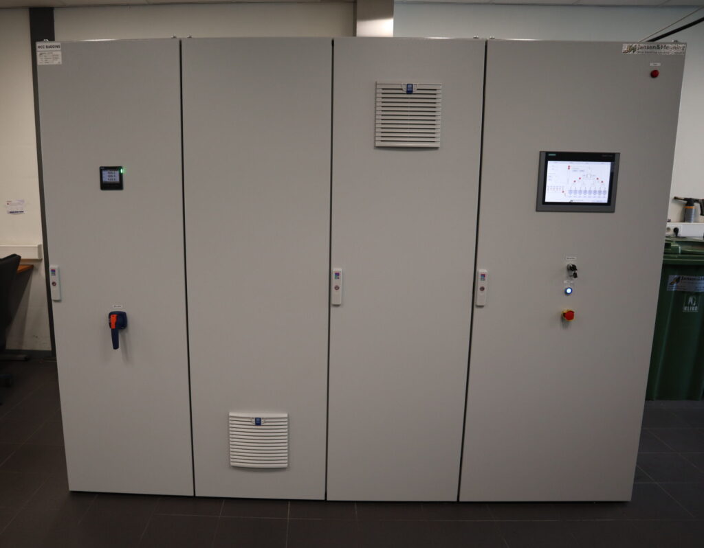 Industriële besturingskast met bedrading en HMI-koppeling